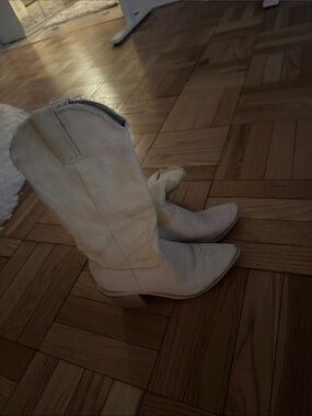 Women's Cream Western Cowboy Boots - Classic Stitch Detail